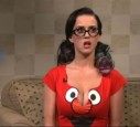 Elmo grinst aus dem Dekolleté von Katy Perry