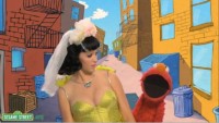 Katy Perry mit Elmo in der Sesamstrasse