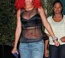 Rihanna mit roten Haaren, und einem dursichtigen Top