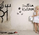 Daniela Katzenberger dekoriert sexy die Wände