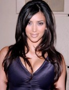 Kim Kardashian nascht von der Muttermilch ihrer Schwester.