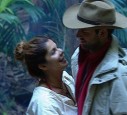 Indira und Jay flirten im Dschungelcamp.