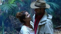 Jay Khan und Indira Weis flirten im Dschungelcamp.
