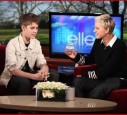 In der Show von Ellen DeGeneres gab er seine Haare zur Versteigerung frei.