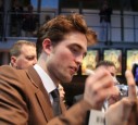 Wird Robert Pattinson von seinen Freunden allein gelassen?