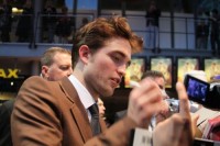 Wird Robert Pattinson von seinen Freunden allein gelassen?