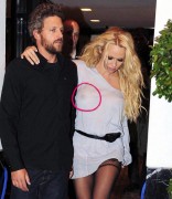 Pamela Anderson lässt die Nippel blitzen.