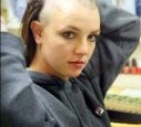 Britney Spears schneidet sich eine Glatze