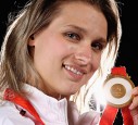 Britta Heidemann mit einer Medallie