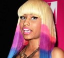 Nicki Minaj mit bunten Haaren