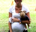 Rhea Durham  mit Babybauch